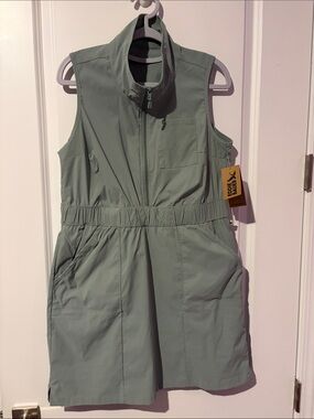 💚Eddie Bauer Sporty Sleeveless Zip-Front Utility Dress in Sage.
